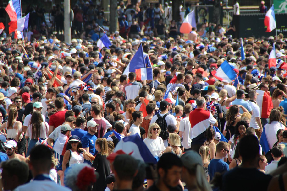 fabienneausserr's tweet photo. #cm2018 #sarthe Après la victoire des Bleus, #LeMans ne veut pas aller dormir, au regard des vidéos via @NouvellesSable https://t.co/Vx8dH1RUjm https://t.co/wLDy1H2YZH