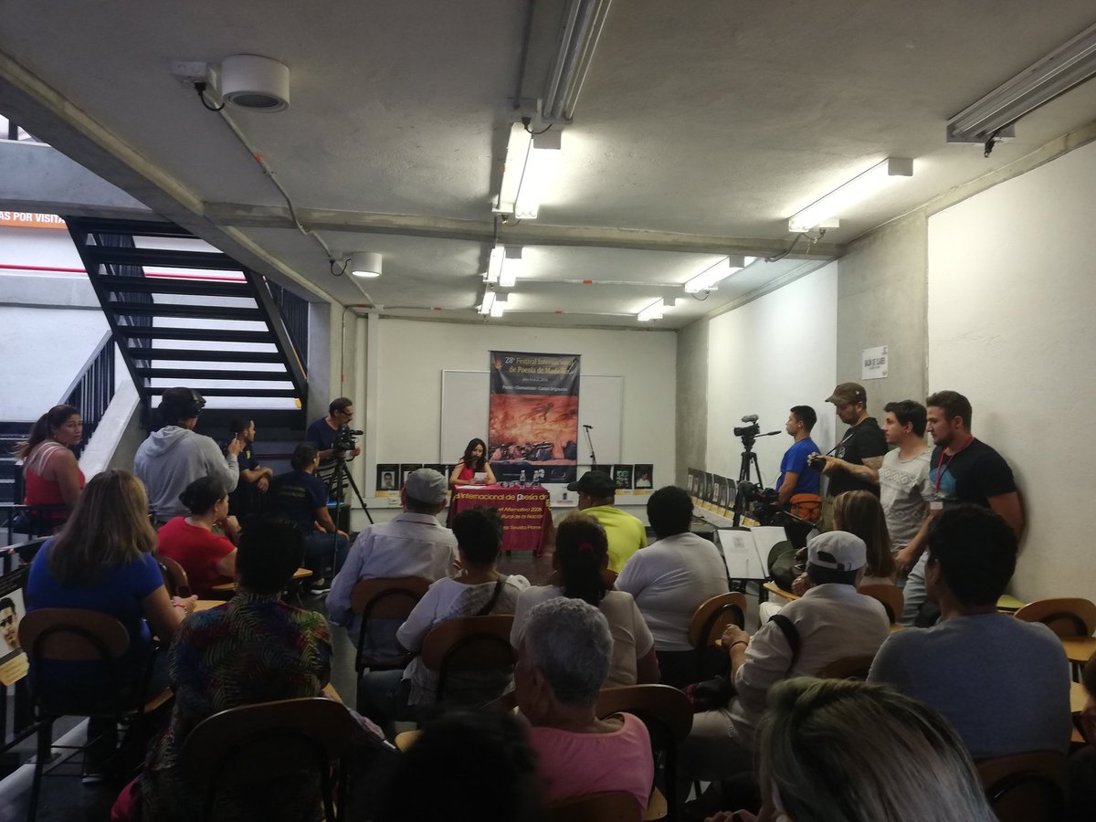 cjlibertad's tweet photo. A esta hora en la Comuna 13 de Medellín, lectura de Poesía en homenaje a las víctimas del conflicto y a las víctimas de desaparición forzada. ¡No olvidamos! #28FIPM https://t.co/fEt3C4EUlS