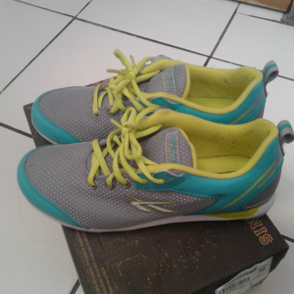 Mini giveaway.

Sepatu ini udah pernah aku pake, ya. Ongkir aku yang tanggung

Peraturan: 
1. Retweet + like
2. Doakan segala urusanku lancar setelah ibadah kalian dan semoga doa baik itu kembali ke kalian juga

Aku pilih pemenangnya pake twrench. Deadline 01-08-2018

Good luck!