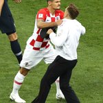 見てる方も大迷惑ｗW杯決勝で乱入者に対する各選手の対応の違い!