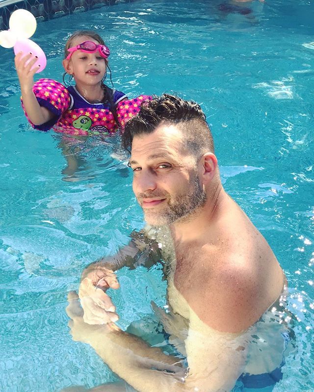 hayleys_comment's tweet photo. Sneak attack on Daddy. 🤫🎈💦 #summertime #poolday #sundayfunday https://t.co/nDigsR55sm https://t.co/xKIpn70BMn