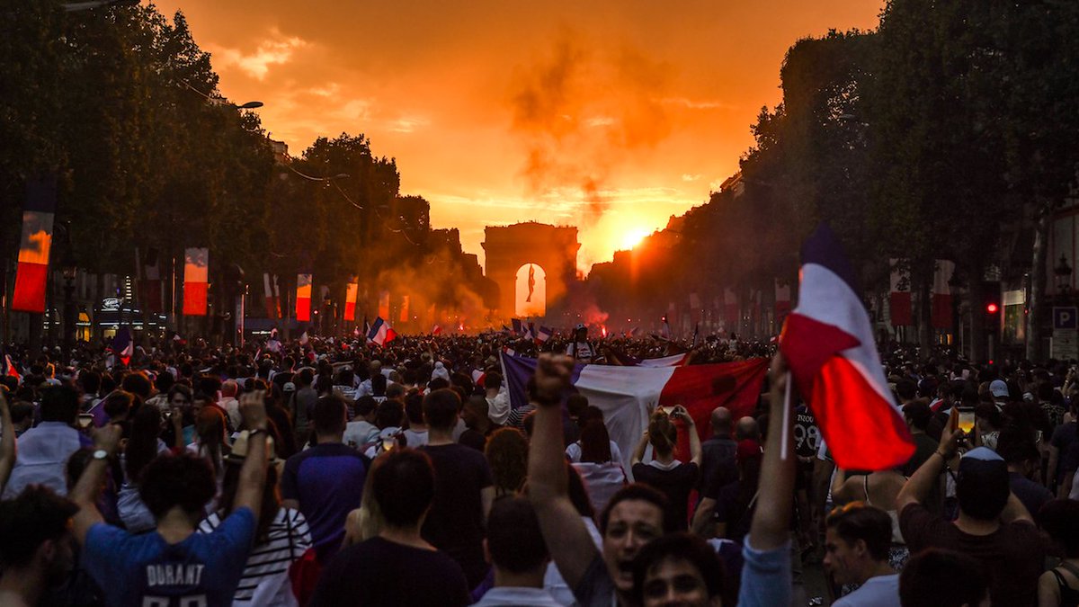A FOTO DO DIA! 📸

O pôr do sol e a linda comemoração na Avenida Champs-Elysées! A festa não tem hora pra acabar na França 👏🇫🇷

#Copa2018