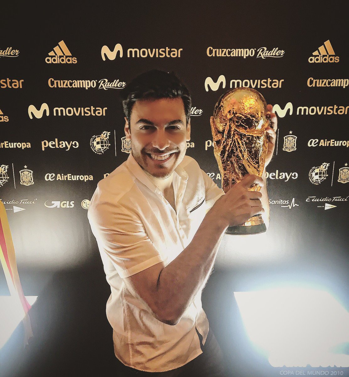 _CarlosRivera's tweet photo. Yo también soy campeón del mundo pero en tener a los mejores fans. #Riveristas 🔝😎🏆 https://t.co/vfq9Qngmk2