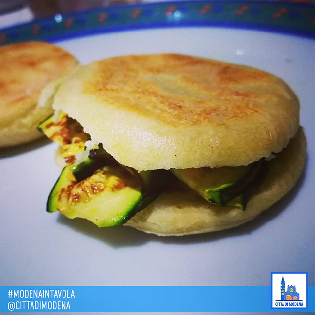 cittadimodena's tweet photo. π #MODENAINTAVOLA
Grazie a micheladomenichelli che ci ha fatto le tigelle.
Prova superata πππ
#visitmodena
#tigelle
#crescentine https://t.co/K8XJgEmSWC
