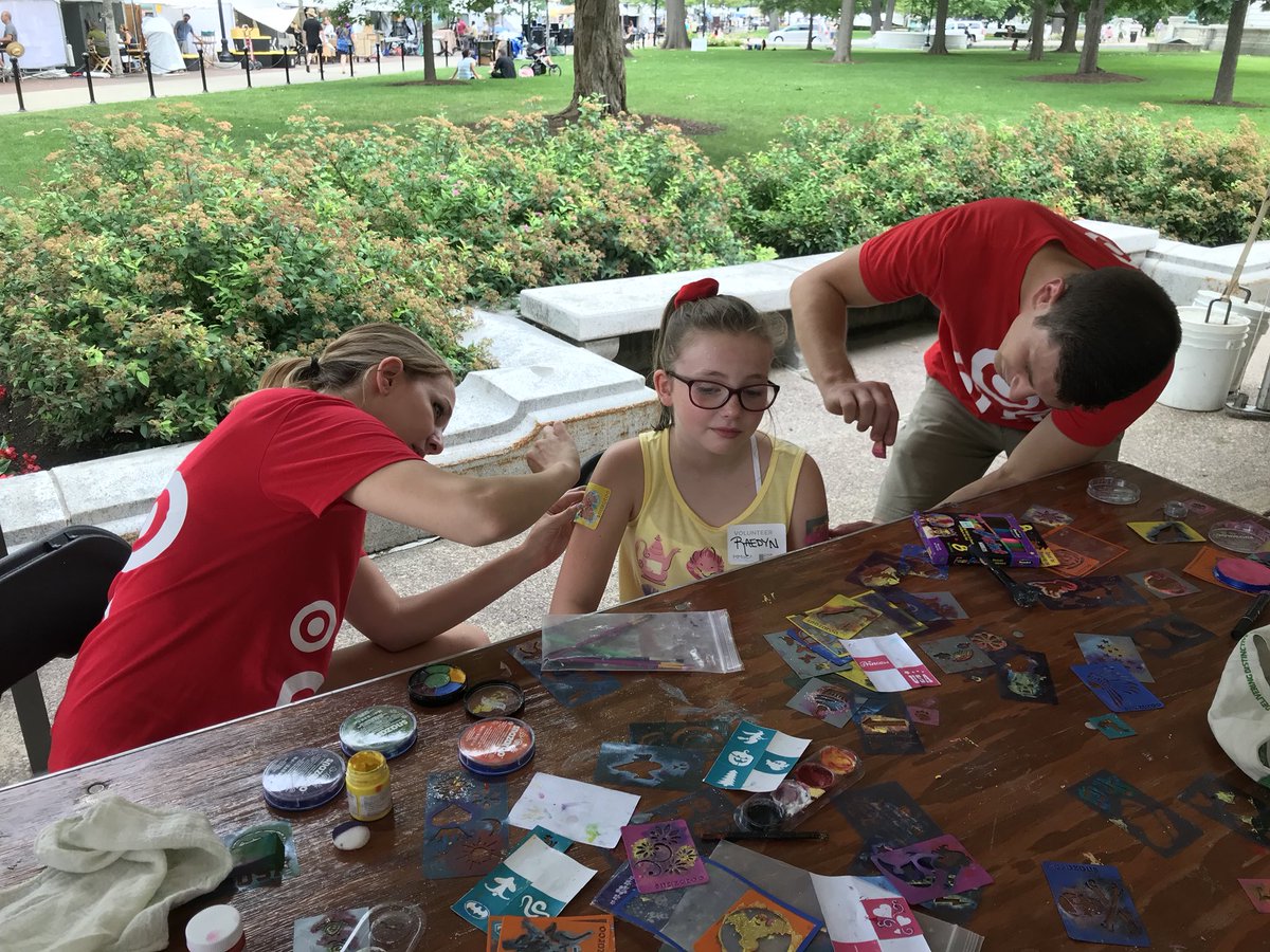 jeffreyddavis1's tweet photo. Great time volunteering with the D146 intern rockstars!  #bestincommunity @nagel_bryan @jessicalack32 @JordanMazzara https://t.co/ZL9dT6JwWW