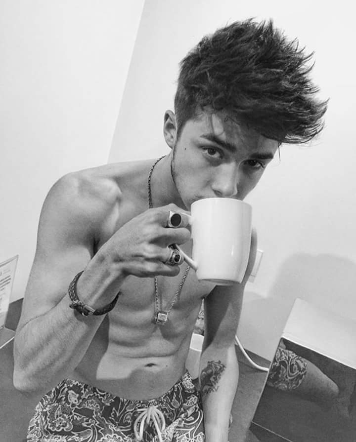 hannxcb's tweet photo. Amigxs aquí les dejo unas fotos de @mariobautista_ por si su crush no les hace caso, Mario tampoco les hará caso pero seguro esta más guapo. https://t.co/bqGFVbtREl