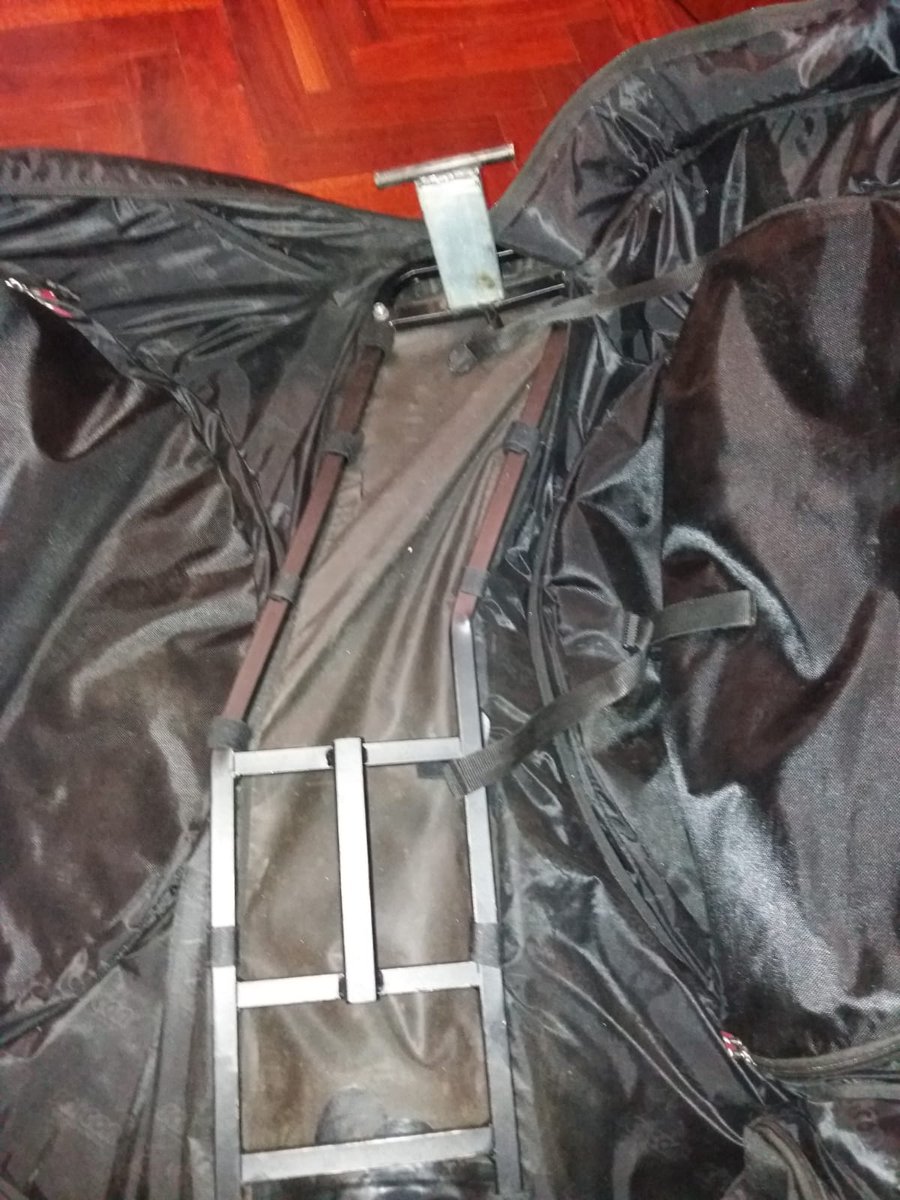 Paulaggodino's tweet photo. A las compañías aéreas se les va la pinza.El turno es xa @Ryanair_ES deja el tándem k.o xa Europeo del jueves: Cambio electrónico+ cable roto+cuadro aluminio torcido+maleta (estructura d acero) doblada. Como se pued ser tan animal. No abren incidencia Pido Rt porfavor INDIGNANTE https://t.co/5h53bMOUQn