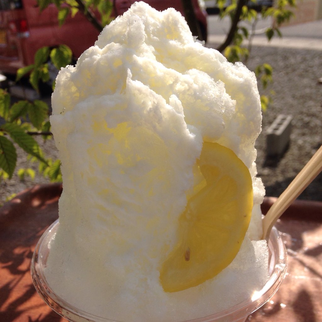 THECHAYA2's tweet photo. 告知24日14時から

冷凍庫が壊れていたこともあり、
洪水で仕入れが遅れていたこともありで、バタバタ。
気がついたら、梅雨あけてるし･:*
今年梅雨明け早いΣ('◉⌓◉’)
やっと和歌山からレモンとゆずの果汁が届いたのでかき氷のシロップを急ピッチでつくります。もう少し待ってね https://t.co/3AKs2isbGK