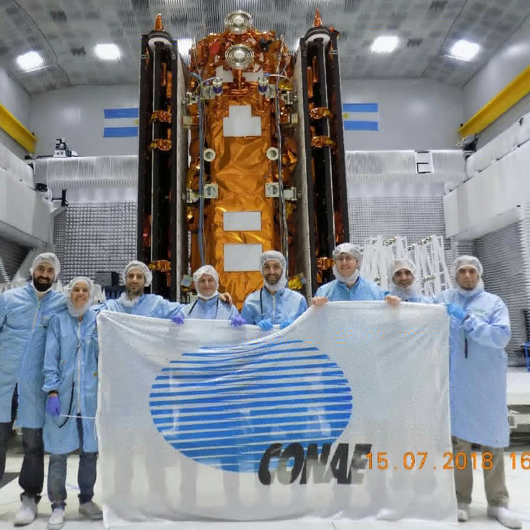 SAOCOM 1A LISTO PARA SU PRÓXIMO DESPLIEGUE EN EL ESPACIO!  Hoy se cerró por última vez la antena radar SAR y se acondicionó para campaña de lanzamiento, terminadas las  pruebas del satélite SAOCOM 1A de la CONAE desarrollado con INVAP, VENG, CNEA, GEMA, STI y empresas nacionales
