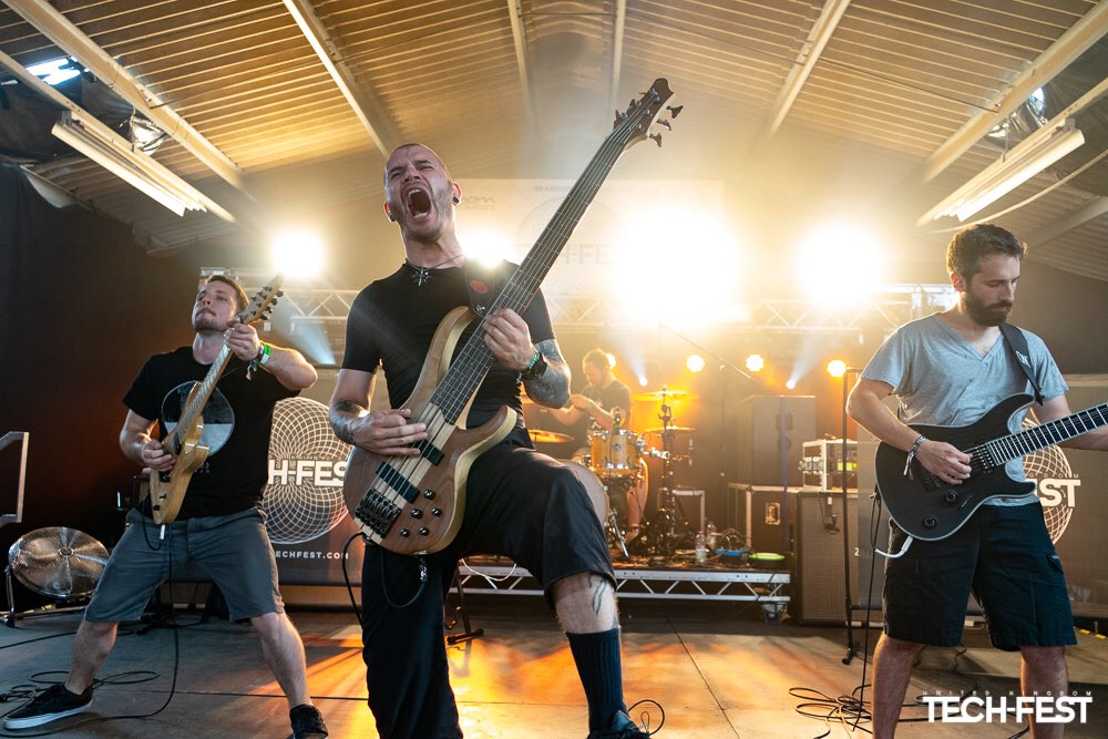 Cette photo de nous avec  <a href="/StombOfficial/">[STÖMB]</a> au @UKTechMetalFest dégage tellement de puissance, j’en ai des frissons.

Ramenez moi la bas, vite.