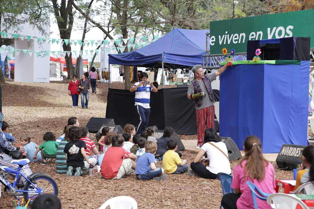 MuniResistencia's tweet photo. 🎉🤹🎈HERMOSA TARDE DE #DOMINGO LLENA DE PROPUESTAS
💫 🗿 💚Con #ShowDeTíteres para los más chicos, #Electromalambo, la #OrquestaMunicipalDeMúsicaPopular y muchísimas actividades artísticas y culturales, pasamos una genial tarde en esta gran @bienaldelchaco https://t.co/it4Mw4QJ28