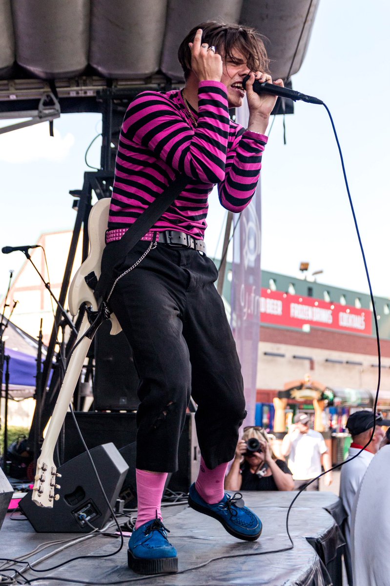 lexischnell's tweet photo. yungblud pt. 2 // vans warped tour https://t.co/w3M1P5xXYs
