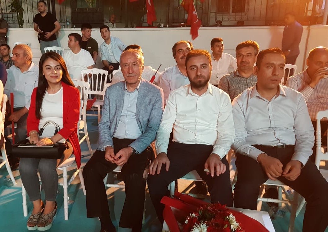 mekangoruk's tweet photo. İlk gün olduğu gibi bugünde aynı noktada sabaha kadar Demokrasi nöbetini tutuk. Herkes gider biz kalırız.. çünkü biz bu vatana aşığız. https://t.co/JcLOIfPuEf