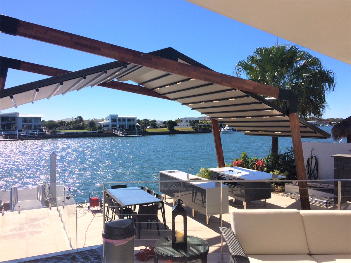 Helioscreen's tweet image. 2 Helioscreen All Season Roof Systems completed this incredible outdoor area, link in bio #queensland #suncontrol #goldcoast #architecture #architecturelovers
