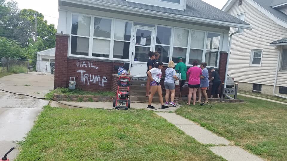 _SJPeace_'s tweet photo. Neighbors cleaned the wall. 

HEROS AND SHEROS 

God bless you all. https://t.co/vJoFPFzukU