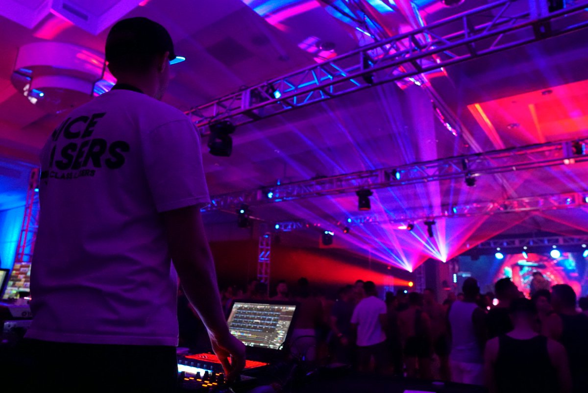 LasersNotLazers's tweet photo. Pretty fun show #leparties #prideshow https://t.co/8VQUd8RMaS