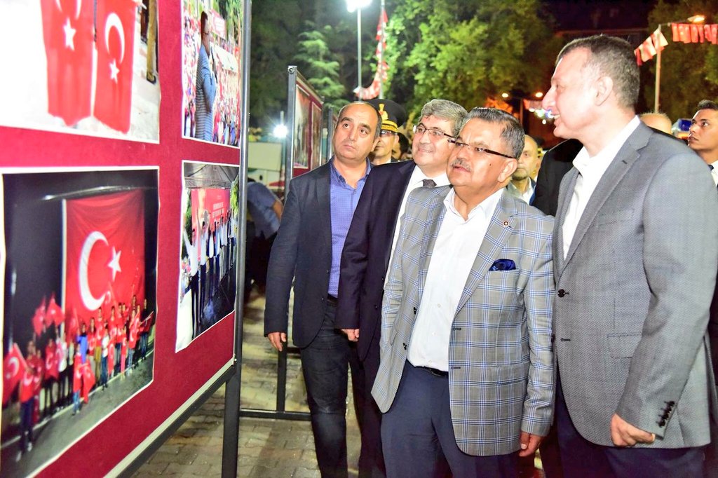 bilecikvaliligi's tweet photo. Bilecikliler  #15TemmuzDemokrasiveMilliBirlikGünü nü ilk günkü heyecanla kutluyor. Bilecikliler coşkuyla demokrasiye sahip çıkıyor. Sayın Valimiz @tahirbuyukakin Bileciklilerle Cumhuriyet Meydanı' nda nöbette devam ediyor. #MilletinZaferi #Bilecikte15Temmuz #81MilyonTekYürek https://t.co/19Bm7QoFyh