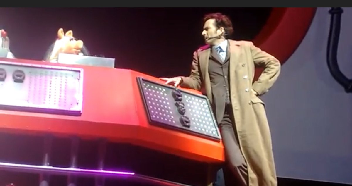 zannaice's tweet photo. Video : Full #PigsInSpace sketch 
#DavidTennant  #TheMuppetsTakeThe02 
https://t.co/50GbmNpvIL https://t.co/kJK3IeDJuK