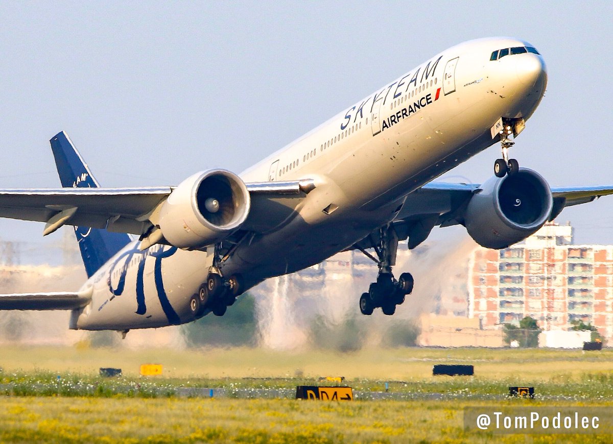 TomPodolec's tweet photo. PHOTOS
Air France #AF351 departing Toronto runway 24R and heading to Paris.
F-GZNN Boeing 777-300
SlyTeam livery https://t.co/wSg5M0gWTf