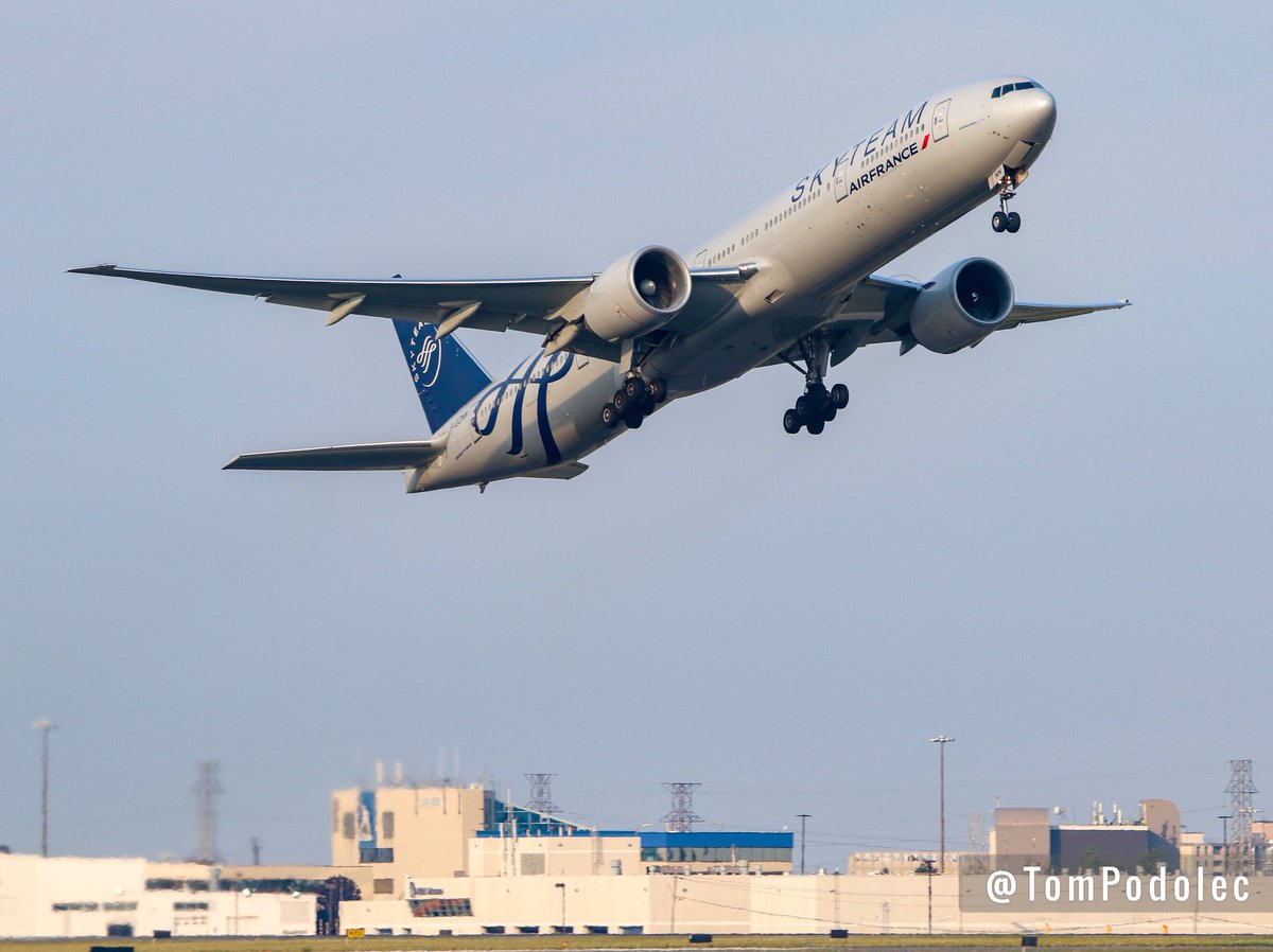 TomPodolec's tweet photo. PHOTOS
Air France #AF351 departing Toronto runway 24R and heading to Paris.
F-GZNN Boeing 777-300
SlyTeam livery https://t.co/wSg5M0gWTf