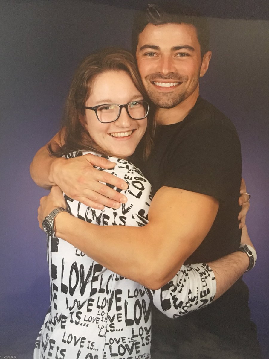 FallibleSeraph's tweet photo. Hey fam so I don’t think anyone even follows this account anymore BUT I WENT TO AN SPN CON HERE ARE MOST OF MY PICTURES https://t.co/4OebIKNSsL