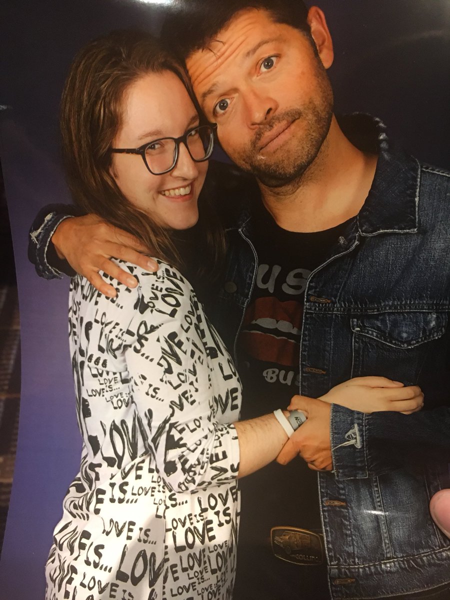 FallibleSeraph's tweet photo. Hey fam so I don’t think anyone even follows this account anymore BUT I WENT TO AN SPN CON HERE ARE MOST OF MY PICTURES https://t.co/4OebIKNSsL