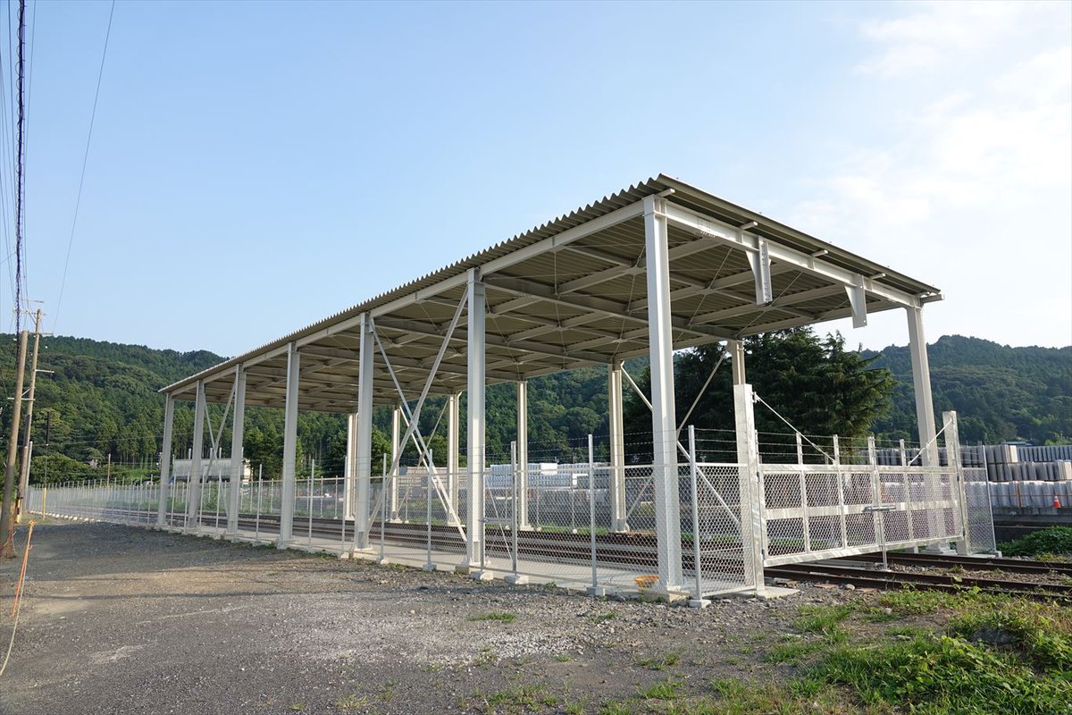 のすびゅー 大代側線の客車検修庫 がほぼ出来上がっていました 架線は入り口まで引けそうな屋根部材 移動は機関車が入換に来たときにやるかアントでも導入するのか ピットはあれど横の壁が無い構造になるとは思わなかった