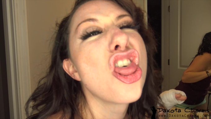 Silly Faces - Dakota Charms #Candid #Humor #GettingReady #Voyeur @iWantClips https://t.co/acvZEoBE1i