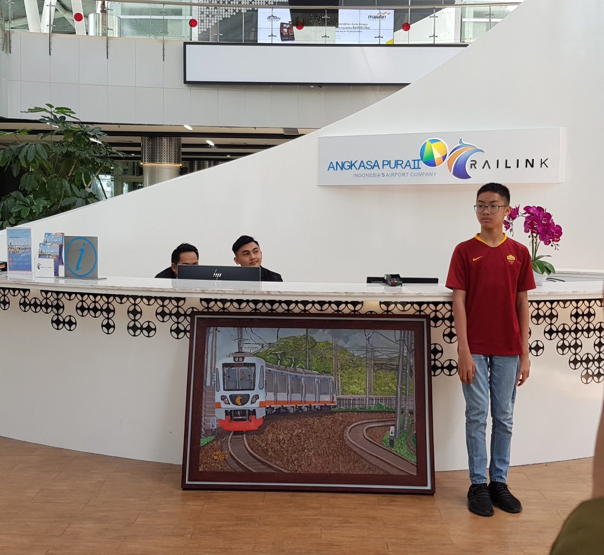 KAI121's tweet photo. Vincent, anak berkebutuhan khusus penggemar kereta api dan hobi melukis, memberikan salah satu lukisannya kepada @RailinkARS. Diterima langsung oleh Direktur Utama PT Railink, Bapak Heru Kuswanto. https://t.co/TNjC18AW5N
