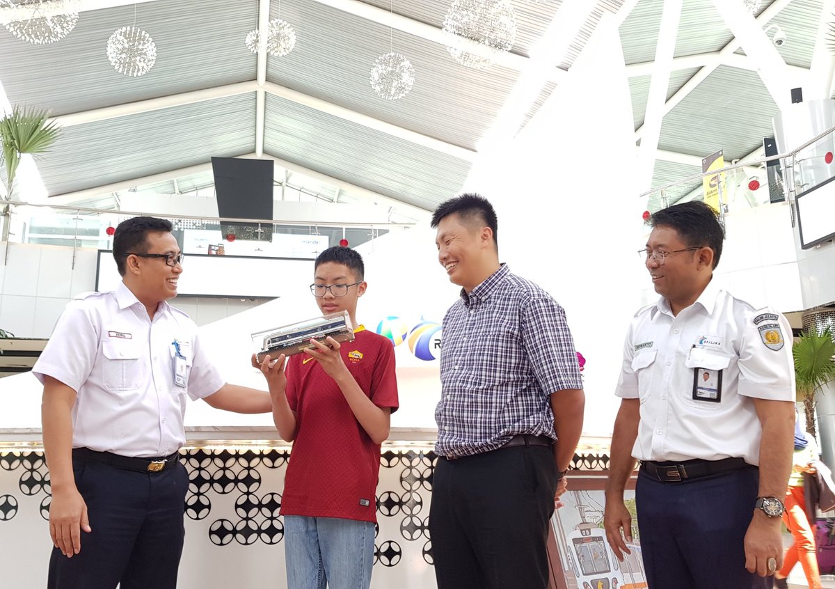 Vincent, anak berkebutuhan khusus penggemar kereta api dan hobi melukis, memberikan salah satu lukisannya kepada @RailinkARS. Diterima langsung oleh Direktur Utama PT Railink, Bapak Heru Kuswanto.