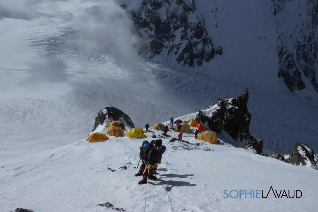 SophieLavaud's tweet photo. 11 juillet : de retour au camp de base, en attendant que la montagne soit équipée pour tenter directement un summit push...
#K2_2018 #letsgosummit
#Milletriseup #Baechli #Grivel #asporteyewear (Adidas) #tingerlaattoujoursavecmoi https://t.co/6anRXNs3xB