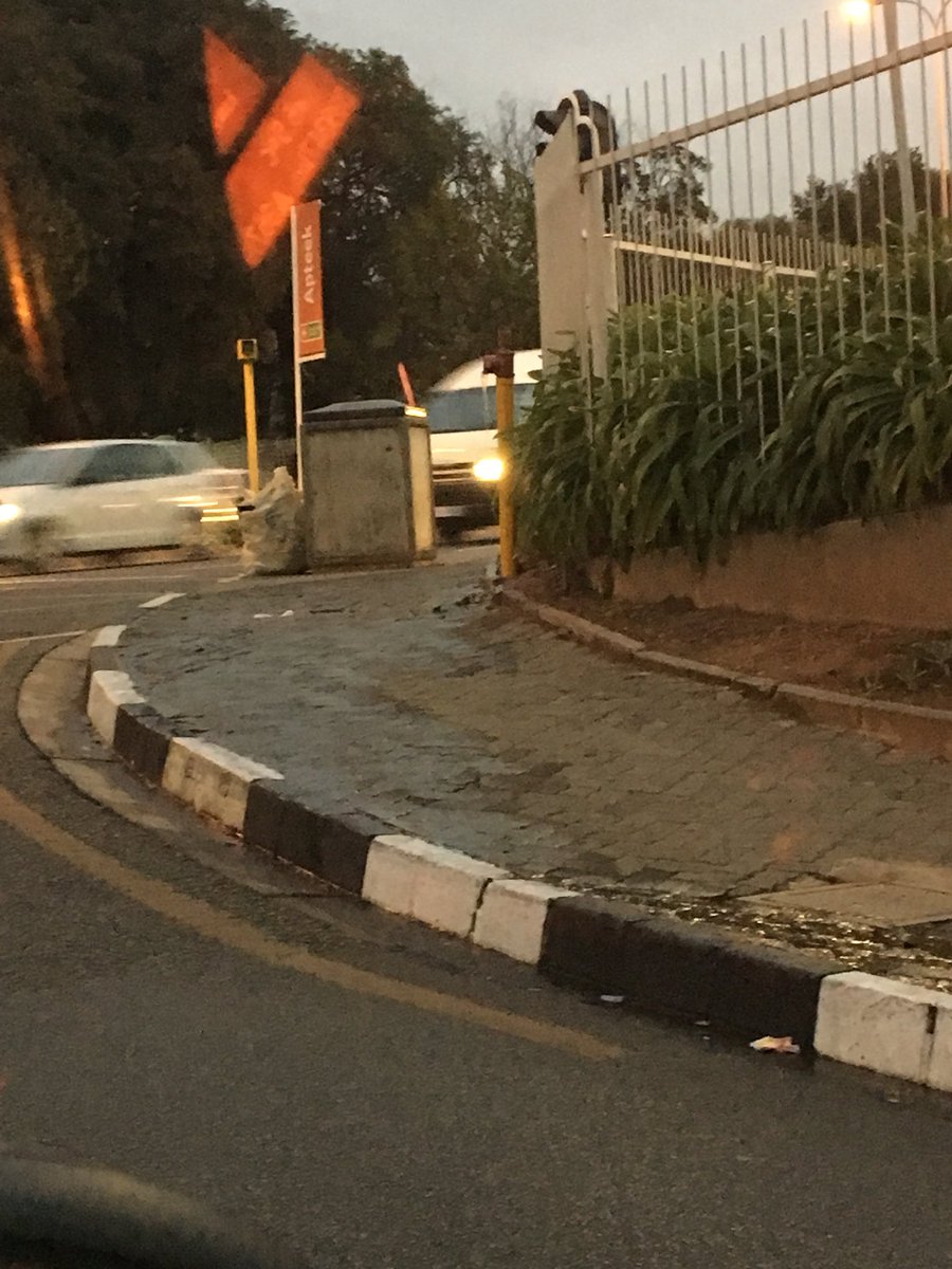 LioraGordon's tweet photo. 4th day without water in Sandton and this is still leaking on the corner of Helen and Grayston drive. @JHBWater, any news of when it will be fully restored? https://t.co/NFXpI4hy5m