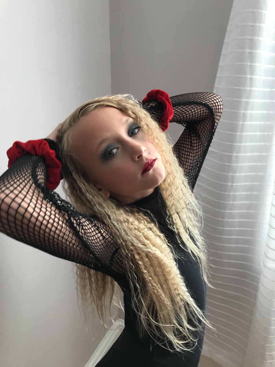 Juliamgracemua's tweet photo. We call our self the Fab 5 my two sisters , my niece ,and my mom. For the night my niece was Taylor and we were her back up dancers. Working on our outfits for over a week for the #RepTourPhiladelphia was so worth it. Love you so much @taylornation13 @taylorswift13 https://t.co/OEa6d9JGsn