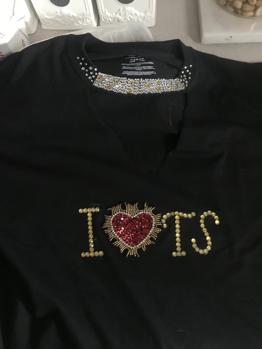 Juliamgracemua's tweet photo. We call our self the Fab 5 my two sisters , my niece ,and my mom. For the night my niece was Taylor and we were her back up dancers. Working on our outfits for over a week for the #RepTourPhiladelphia was so worth it. Love you so much @taylornation13 @taylorswift13 https://t.co/OEa6d9JGsn