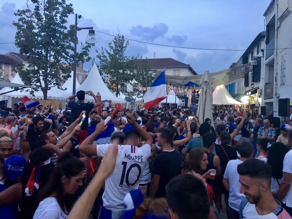 LeGeekTrotteur's tweet photo. CHAMPIONS DU MONDE ⭐️⭐️ 
#2eEtoile #MontdeMarsan https://t.co/YAR79klRbm