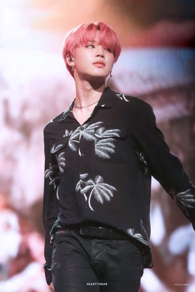 It’s not just the arms and legs that affect a dancer’s body line. Tilting the head, elongating the neck and keeping the shoulders down can open the chest to the audience and create a beautiful line.  #JIMIN  @BTS_twt