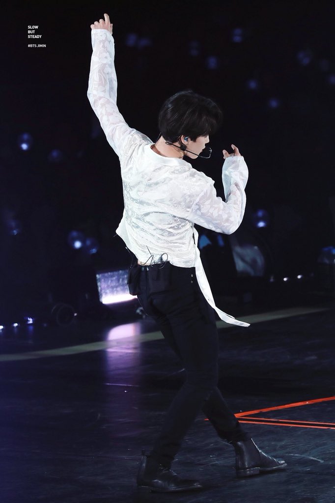 If a dancer has nice lines while dancing, someone should be able to take a picture at any moment and capture a stunning image from head to toe, as if the dancer posed for it on purpose. Sounds an awful lot like Jimin, doesn’t it?  #JIMIN  @BTS_twt