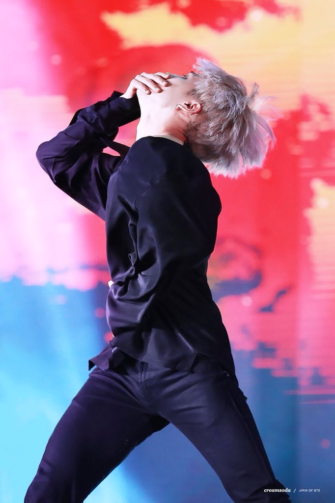 Because of this, beautiful body lines that can be seen even in the transition between movements are often the mark of an advanced dancer and they are the quality that separates good dancers from the great ones. As you might guess, Jimin is a great dancer.  #JIMIN  @BTS_twt