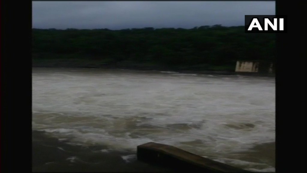 #Maharashtra:  Modak Sagar in Thane overflows after heavy rain lashed parts of the state. (15.07.18)