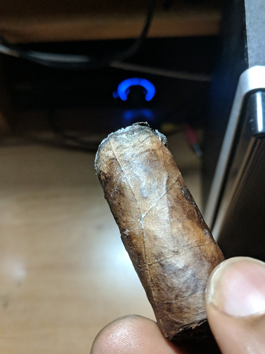 HyperLegacyLlC's tweet photo. #Schmokin a #mobboss 🍺🚬 https://t.co/SSJ7YGyvpY