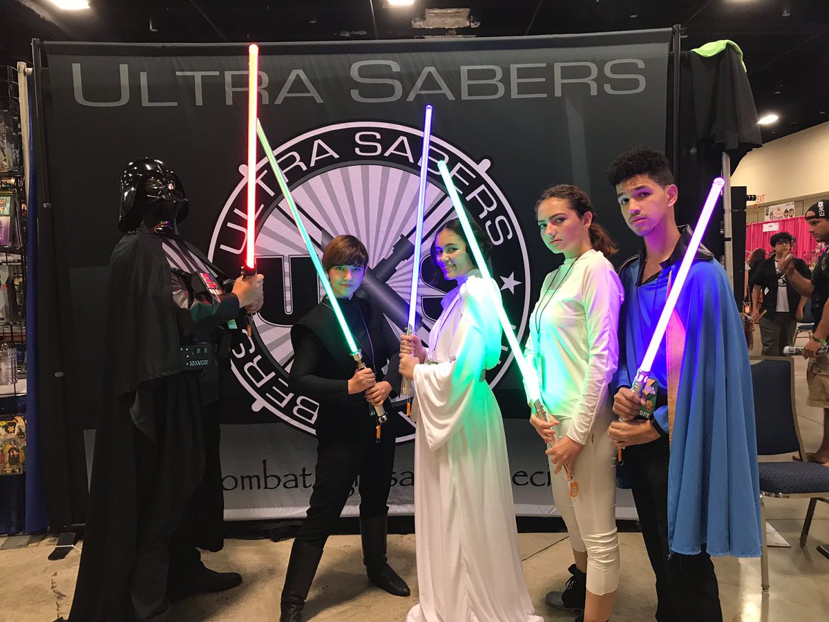 sasha_adnan's tweet photo. Had a crap ton of fun at my first @FloridaSupercon with @brant_talks @moya_yeriel @SantiCFC_ @ice_ice_baby06 !!! https://t.co/Smc9TMsehg