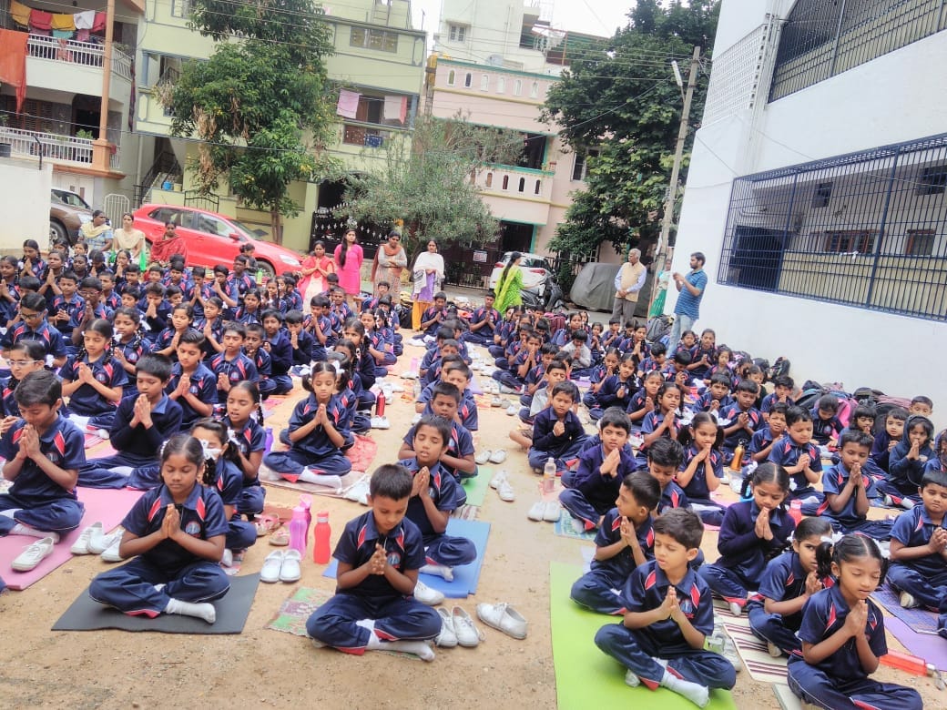 AshramBlr's tweet photo. @AsaramBapuJi @Balsanskarsewa classes in~
●Gandhipura &amp;
●Immadihalli Govt School
●Brilliant Public School, HSR Layout

Positive vibes by ambrosial utterances of VEDIC MANTRAS predict that d day is not far when this spiritual esoteric knowledge will bring #Revolution 4 change among Children! https://t.co/mpzfxBiOT0