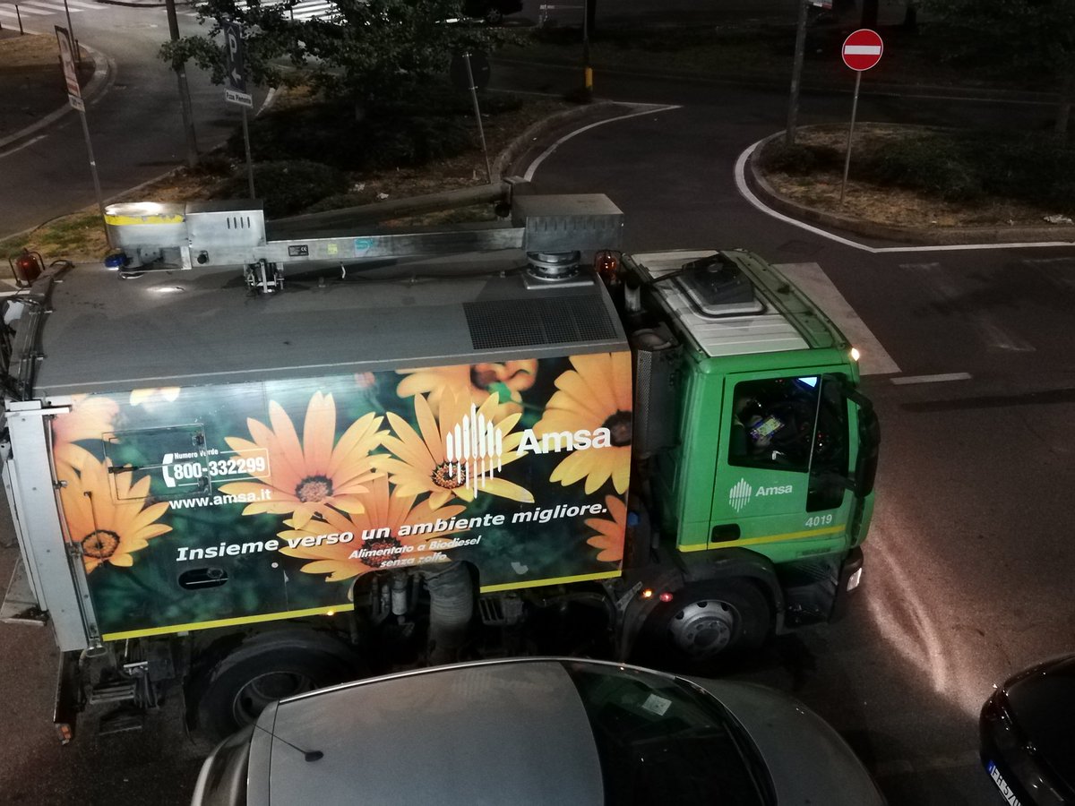 bebetta82's tweet photo. @amsa_spa ecco che cosa fanno i Vs dipendenti anziché pulire le strade di Milano! Bello giocare col tablet e tenere sveglie le persone alle 3 del mattino. Grandi complimenti e grande efficienza! A che livello è arrivato di candy crash? https://t.co/DONMzRGsBD