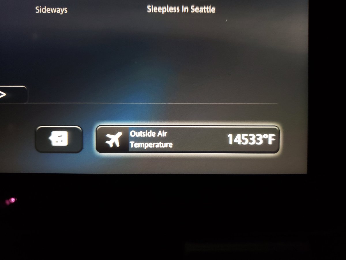 AlexTheNomad's tweet photo. Apparently my flight took a detour towards the center of the sun. Thank goodness for good engineering. @AmericanAir @Boeing #toasty https://t.co/J4LkpWEiC6