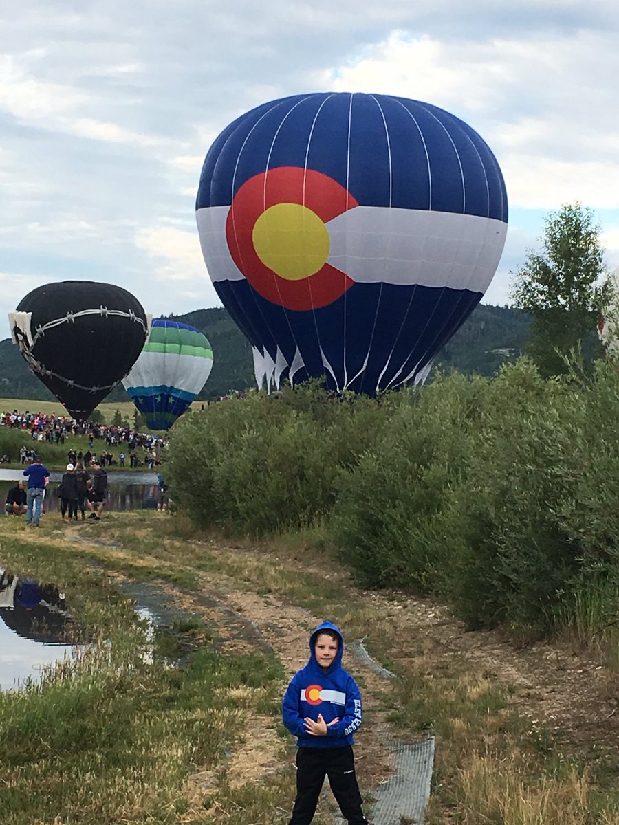 AideenGibson's tweet photo. Nearing the end of our Colorado adventure - what better way to spend our last Sunday morning than watching the magnificent balloons take off in steamboat springs? #habr18 https://t.co/B7uMaBgmOF