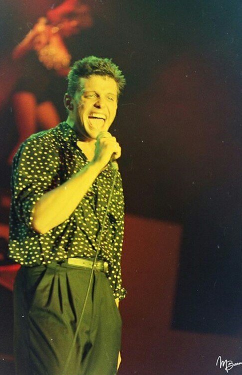 LuisMiguelMXLM's tweet photo. Recuerdan el primer episodio de @serieluismiguel

Paraguay 1992 Luis Miguel recibe la terrible noticia.

 'Tienes que despedirte de tu papá o te vas a arrepentir el resto de tu vida'

Aqui algunas imágenes del ese show.

#LuisMiguelLaSerie #LuisMiguel #LuisRey #marcela #Basteri https://t.co/xFiB3nfwJt
