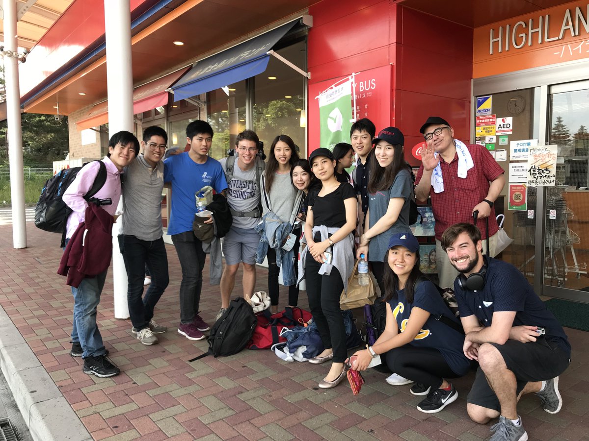 早稲田大学留学センターcie Glfpの学生が富士山でボランティア活動をしました 外来種の問題や現地の人との交流などを行い 今富士山や西湖で起きている様々な問題について話し合いました