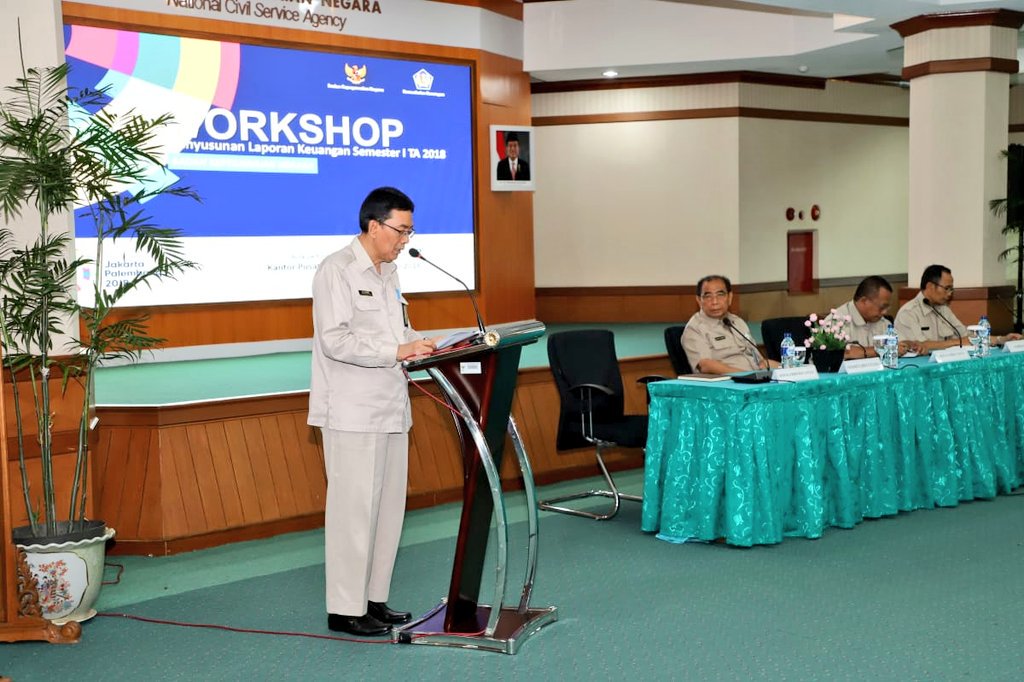 BKNgoid's tweet photo. Tim Keuangan dan Inspektorat BKN Pusat bersama 14 Kantor Regional BKN siapkan penyusunan laporan keuangan BKN semester I T.A 2018 di Kantor Pusat BKN Jakarta pagi ini. 

#BKNsemangatuntuknegeri https://t.co/gYont5qEqL