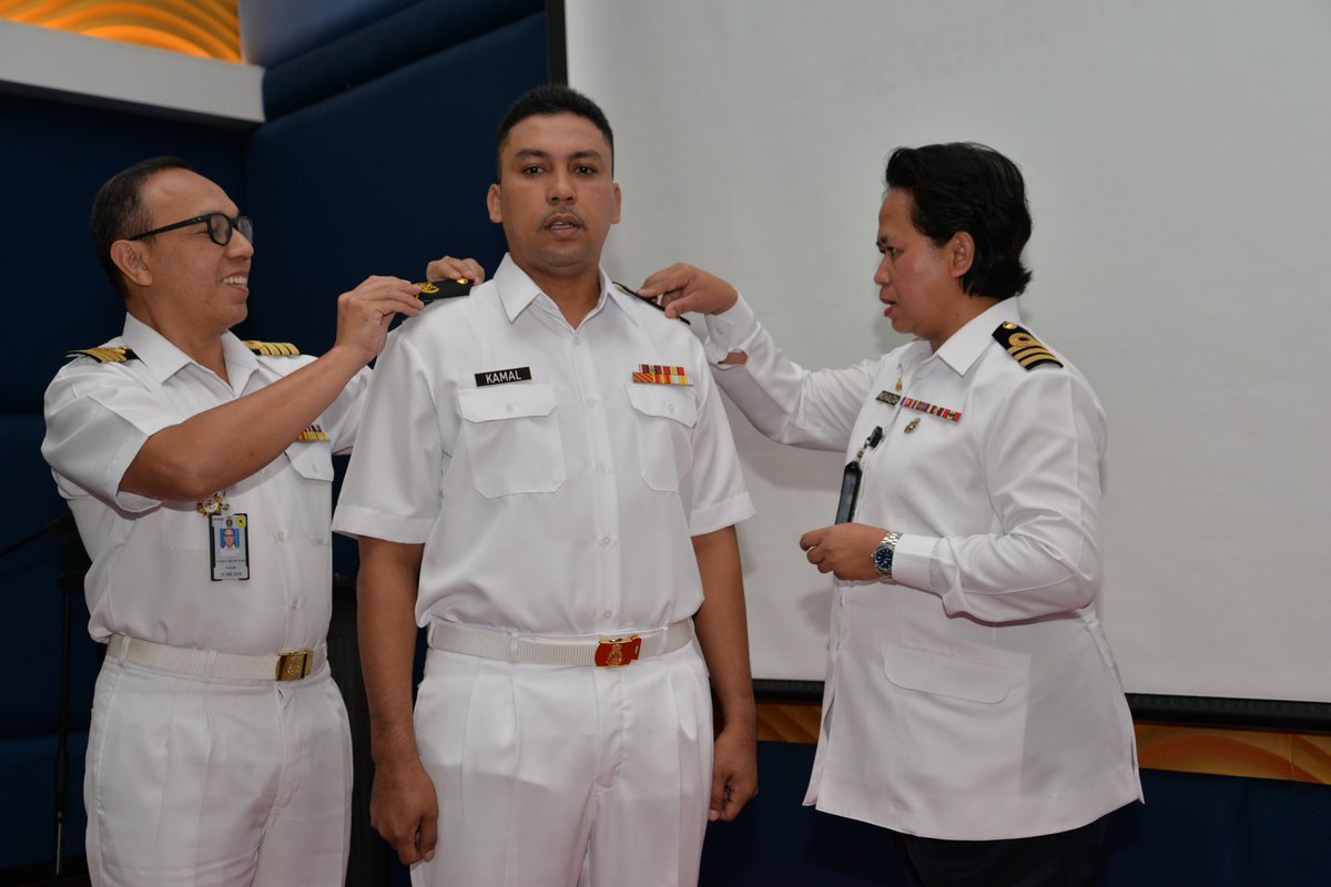 NatHydroCentre's tweet photo. Tahniah kepada warga @NatHydroCentre yang telah dinaikkan pangkat dan penerima Anugerah Perkhidmatan Cemerlang 2017.

#navypeoplePTPI
#kebajikan
#APC2017
#pengikhtirafan https://t.co/q0XDMgudEG