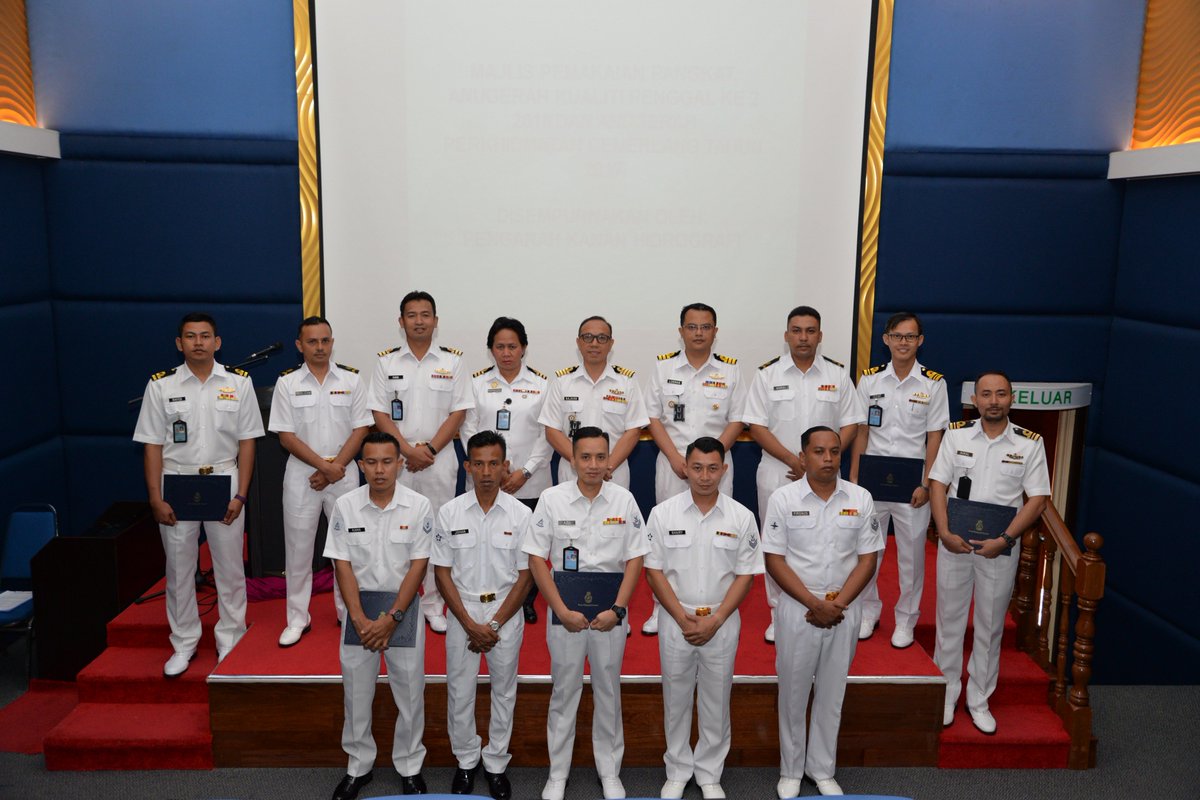 NatHydroCentre's tweet photo. Tahniah kepada warga @NatHydroCentre yang telah dinaikkan pangkat dan penerima Anugerah Perkhidmatan Cemerlang 2017.

#navypeoplePTPI
#kebajikan
#APC2017
#pengikhtirafan https://t.co/q0XDMgudEG